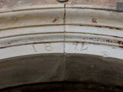 Quello principale, preceduto da una piccola scalinata, reca sulla sommit� l'anno di costruzione: il 1874